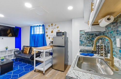 Old Brooklyn House | Sapphire | Private Basement King Room 8 Min Airp