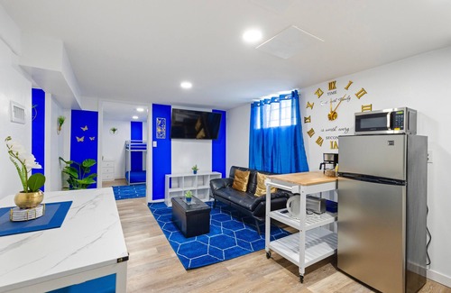 Old Brooklyn House | Sapphire | Private Basement King Room 8 Min Airp
