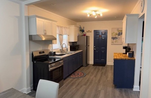 Rockingham House | Sarah's HousenRare-Gem! Charming 3-bedroom house in Central Rockingham with AC