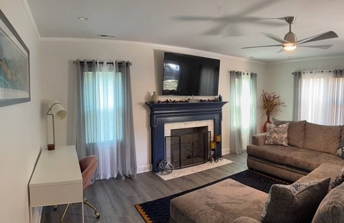 Rockingham House | Sarah's HousenRare-Gem! Charming 3-bedroom house in Central Rockingham with AC