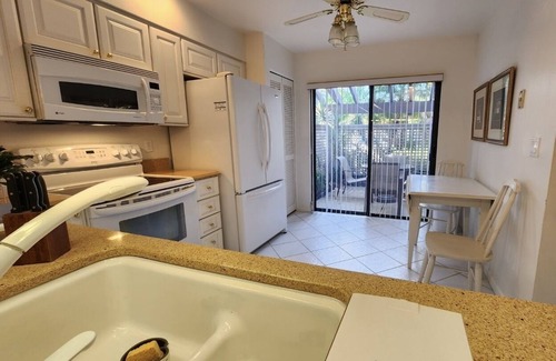 Braden River Condo | Sarasota - 2BR/2BA Kingsmere Condo in The Meadows - Pet Friendly