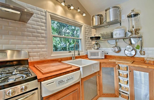 Hudson Bayou Cottage | Sarasota Bungalow w/Pergola, Garden & Waterfalls!