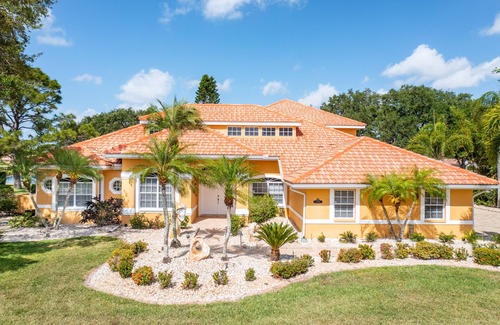 Misty Creek House | Sarasota Retreat: Sleeps 21,heated pool near beaches & top attraction.nnnnnnnnnn
