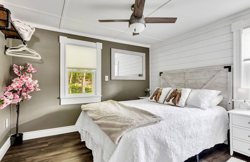 Saratoga Springs Cottage | Saratoga 2br Lake Home beach & dock