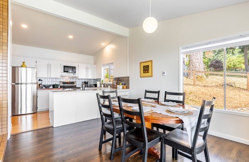Langley House | Saratoga by the Sea by AvantStay | Panoramic View, Near Langley
