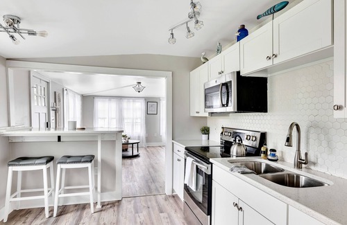Saratoga Springs Cottage | Saratoga Lakeside 3br Beach & Dock & Close to Track