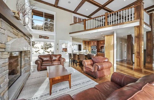 Sun Peaks Ski Chalet | Sasquatch Lodge: Spacious Family Friendly Chalet, 4BR w/Hot Tub and Sauna