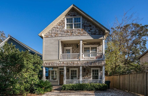 Saint Simons Island House | Sassy Peach Cottage - 5 Bed/4.5 Bath. Large Pool. Near Lighthouse/Pier/Village!