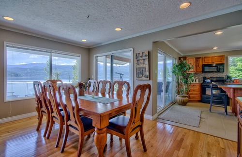 Blind Bay House | Sat-Sat Summer☀️ Water Trampoline, HotTub, Canoe,Paddle Boards,Kayaks, Dock/Buoy