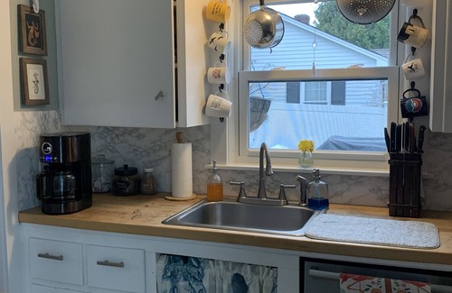 Snug Harbor House | Sat. to Sat. rental.2 blocks to marinas,5 min walk to beach and O Bar,15 to Newp