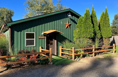 Fennville House | SAUGATUCK FARMHOUSE, HOT TUB, DOGS WELCOME, FIRE PIT, HUGE FENCED YARD!