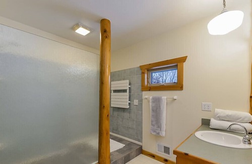 Fennville Cabin | SAUGATUCK LOG CABIN, HOT TUB, DOGS WELCOME, FIRE PIT, 12 ACRES, SLEEPS 8!
