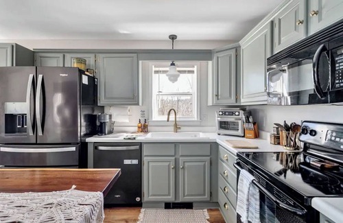 Mount Marion House | Saugerties private 4BR w/Pool, hot tub, firepit & fitness room