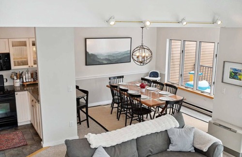 West Hartford Condo | Sauna, Comm. Pool, Walk to Club | Deere Run 4A