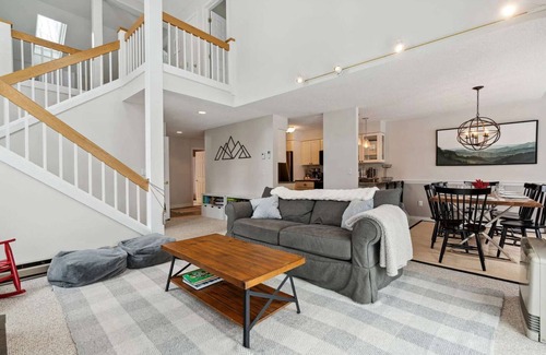 West Hartford Condo | Sauna, Comm. Pool, Walk to Club | Deere Run 4A