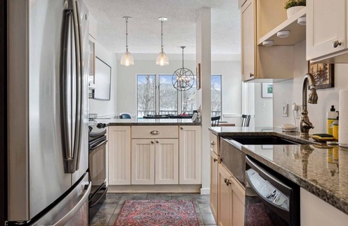 West Hartford Condo | Sauna, Comm. Pool, Walk to Club | Deere Run 4A