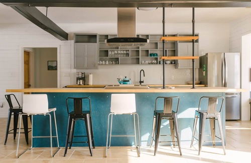 Prince Edward House | Sauna + Fireplaces + Stylish 8 bdrm. Dog friendly