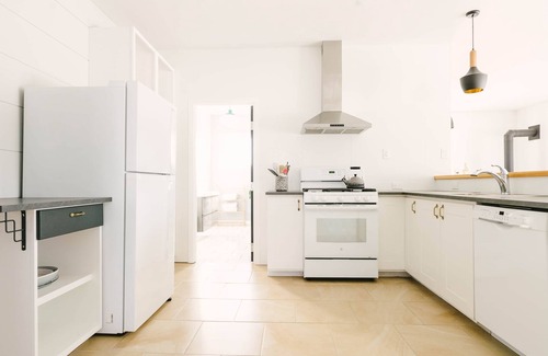 Prince Edward House | Sauna + Fireplaces + Stylish 8 bdrm. Dog friendly