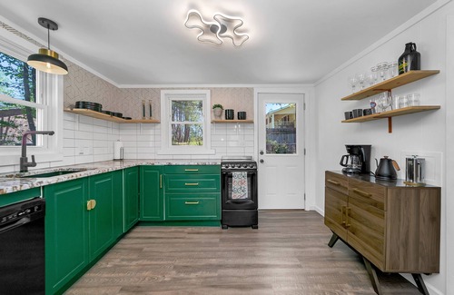 Brevard House | Sauna+Walk downtown + Close to National Forest + Brevard Music Center + king bed