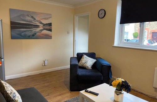 Watford Apartment | SAV 1 Bed Flat Grd Floor Near Watford Town Centre