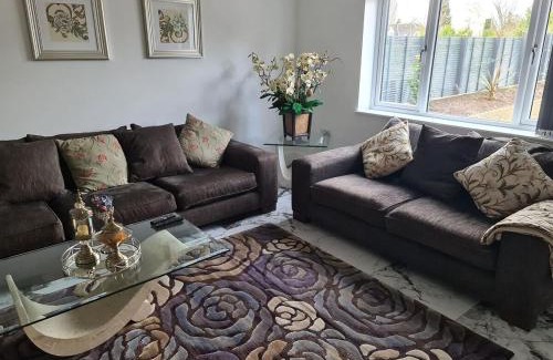 Leicester House | SAV Stays 5 Bed Executive Detached House in Leicester