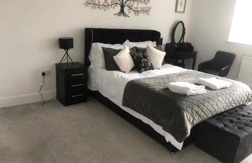 Leicester House | SAV Stays 5 Bed Executive Detached House in Leicester