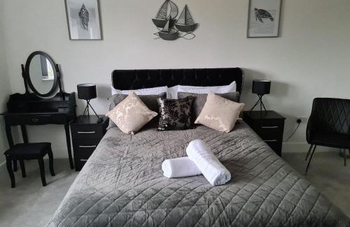 Leicester House | SAV Stays 5 Bed Luxury Detached House in Leicester