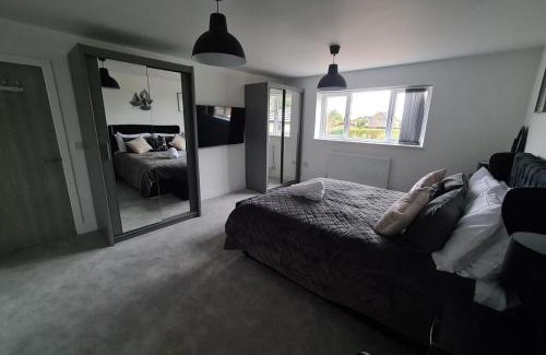 Leicester House | SAV Stays 5 Bed Luxury Detached House in Leicester