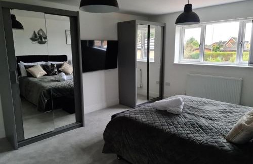 Leicester House | SAV Stays 5 Bed Luxury Detached House in Leicester