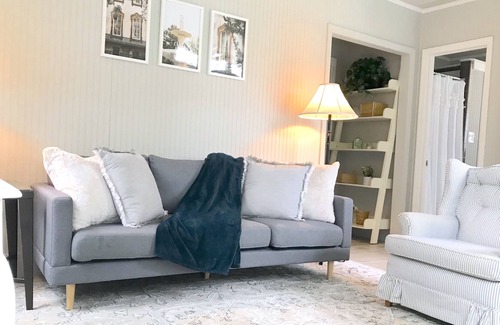 Baldwin Park Cottage | Savannah Charm Poolside Cottage - 3 mins fr Downtown!