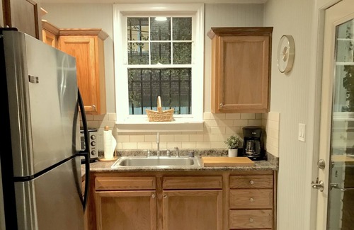 Baldwin Park Cottage | Savannah Charm Poolside Cottage - 3 mins fr Downtown!