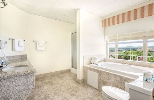 Branson Hotel | Savannah House Hotel