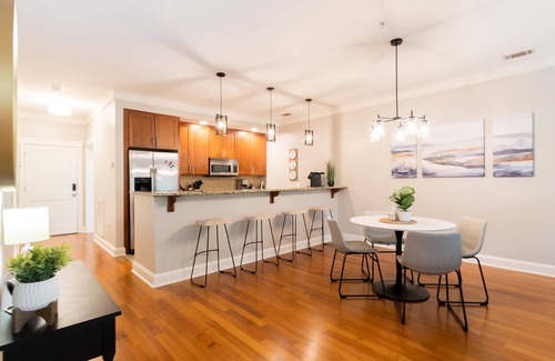 Old West Broad Neighborhood Apartment | Savannah Residences|Private Parking|3BR/2BA
