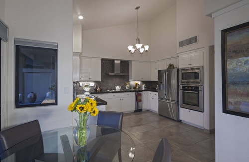La Quinta Condo | SAVE! Luxury PGA West Condo-Mountain Views, 4-Seater Golf Cart, Bikes & More!