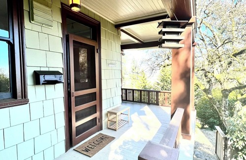 Willamette Heights Apartment | Savor all that Portland and Mother Nature have to offer at our lovely retreat!