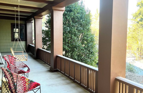 Willamette Heights Apartment | Savor all that Portland and Mother Nature have to offer at our lovely retreat!