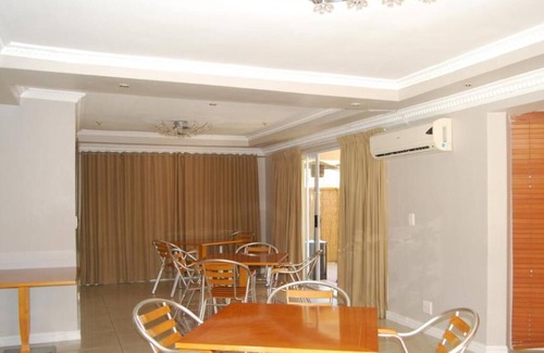 Rondebosch East Bed & Breakfast | Savoy Lodge with Breakfast included! - Budget Triple Room 3