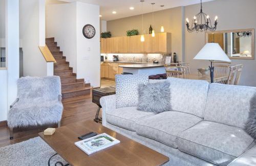 Vail House | Savoy Villas 2D Condo
