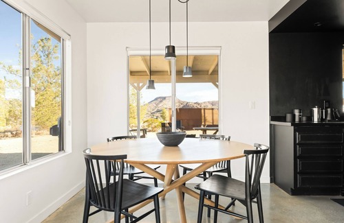 Pioneertown House | Sawtooth House - Hot tub - Views - Yoga Space