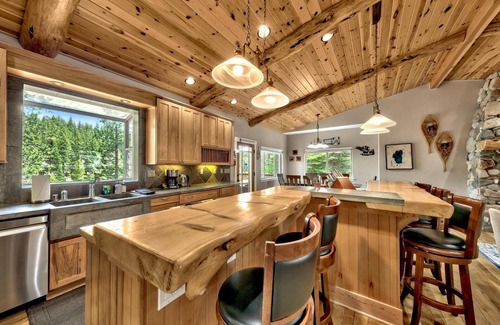 Tahoe Paradise Cabin | Saxon Creek Backyard Trail, Hot Tub, Pool Table, EV Plug, Forest Land