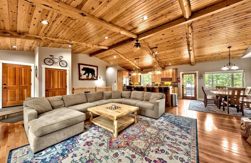 Tahoe Paradise Cabin | Saxon Creek Backyard Trail, Hot Tub, Pool Table, EV Plug, Forest Land