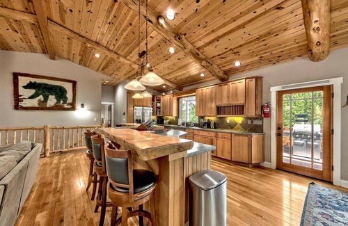 Tahoe Paradise Cabin | Saxon Creek Backyard Trail, Hot Tub, Pool Table, EV Plug, Forest Land
