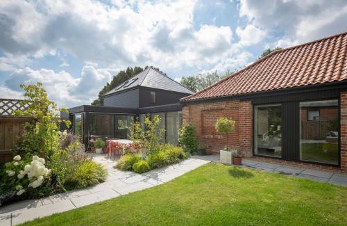 Winchester House | Saxon Lodge, Luxury Retreat in Winchester, HotTub!