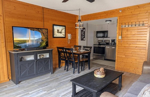 Snowshoe Condo | SC 2407: Beautiful & modern! Smart TV + fireplace. Balcony, pool & hot tub!