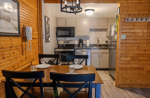 Snowshoe Condo | SC 2407: Beautiful & modern! Smart TV + fireplace. Balcony, pool & hot tub!