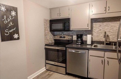 Snowshoe Condo | SC 2407: Beautiful & modern! Smart TV + fireplace. Balcony, pool & hot tub!