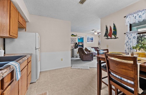 Horseshoe Beach Apartment | Scallop, fishing, shrimping and complimentary Golf Cart. and have Ice machine