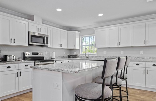 Avis Oaks House | Scallop Season Brand-New Coastal Retreat – Near Weeki Wachee, Pine Island Beach & Top Attractions!
