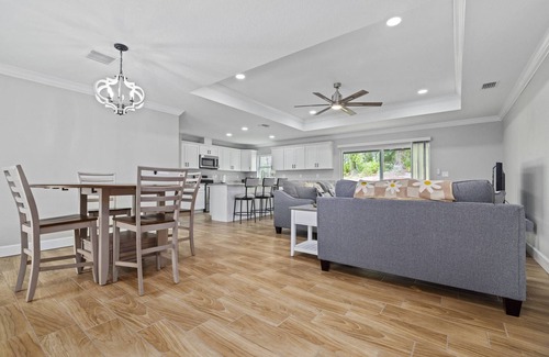 Avis Oaks House | Scallop Season Brand-New Coastal Retreat – Near Weeki Wachee, Pine Island Beach & Top Attractions!