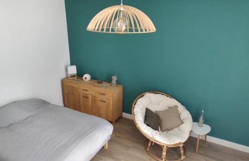 Saint-Brieuc Apartment | Scandinave - proche gare & centre-ville - stationnement - cour intérieure table & chaises